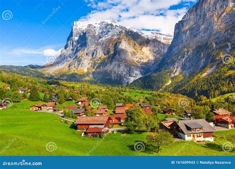 Grindelwald Suisse Vue Sur Les Villages Et Les Montagnes Image Stock