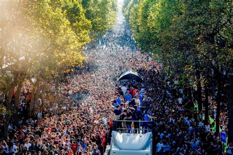 Carte Pour Ses Ans La Techno Parade Fait Son Retour Dans Les Rues