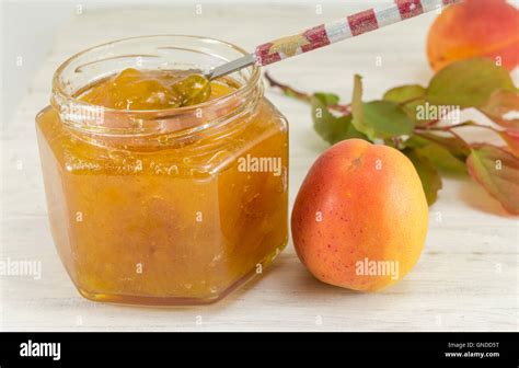 Frische Aprikosen Marmelade mit Blättern und Filiale Stockfotografie