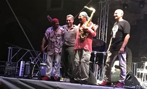 Spumeggiante Concerto Al Maschio Angioino Di Napoli Per Il Summer Live