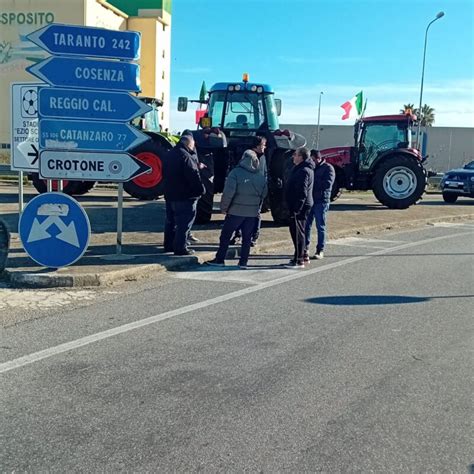 Protestano Ancora Gli Agricoltori In Calabria Continua Il Blocco Della