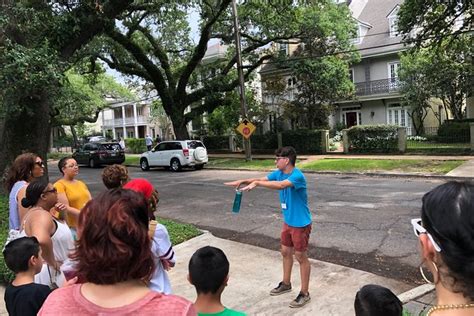 Walking Tour in New Orleans Garden District 2024