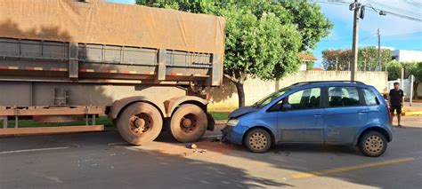 Carro Bate Em Carreta Estacionada Ap S Desviar De Moto Em Lucas Do Rio