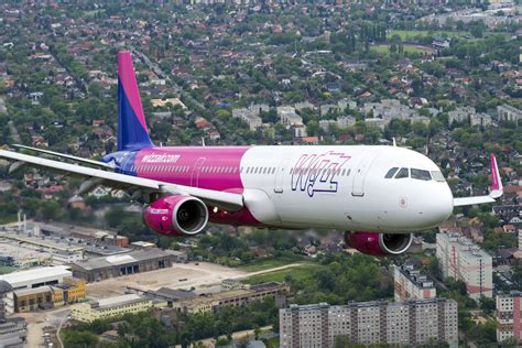 Wizz Air A321 nisko iznad centra Budimpešte Tango Six