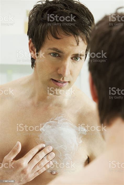 Man 모이스처라이징 상장형 욕실 남자에 대한 스톡 사진 및 기타 이미지 남자 보습제 흉부 상체 Istock