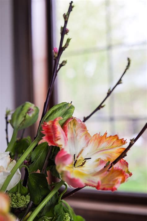 How to Make an Easy Delightful Spring Tulip Flower Arrangement - This ...