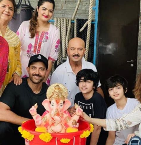 Hrithik Roshan and his family do Ganpati Visarjan see pictures ...