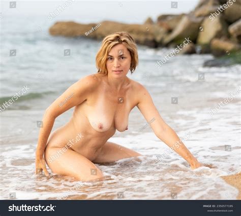 Mujer Completamente Desnuda En Una Elegante Foto De Stock