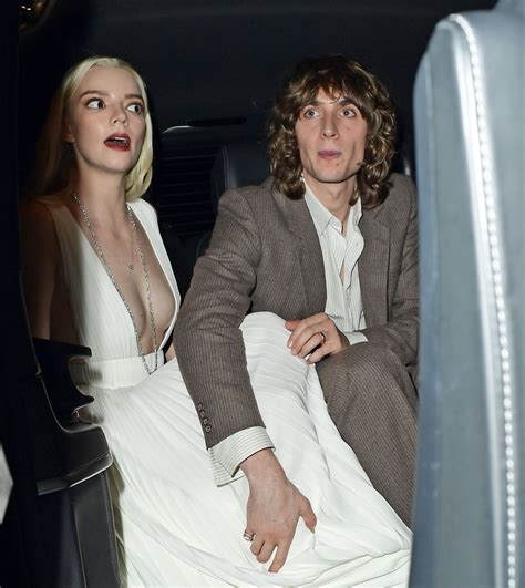 Anya Taylor-Joy : La robe blanche qui a fait tourner les têtes à