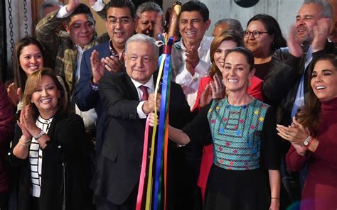 AMLO dice que comunidad indígena aprobó entrega de bastón de mando a