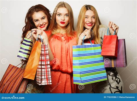 Retrato De Mujeres Sonrientes Felices Jovenes Con Los Panieres Foto De