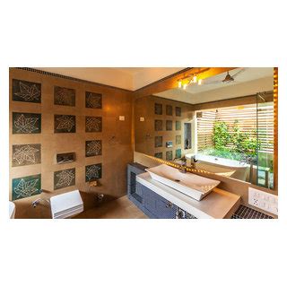 G Farmhouse Tropical Bathroom Delhi By Kumar Moorthy