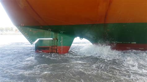 Ship Berthing With Heavy Propeller Wash Youtube