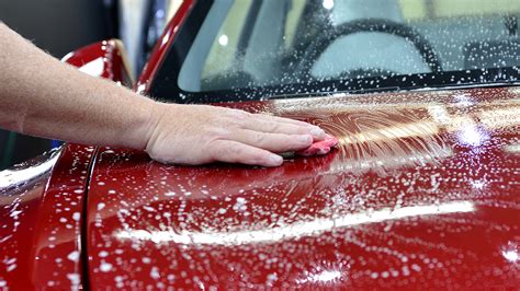 Co to jest dekontaminacja lakieru i jak prawidłowo ją wykonać Auto