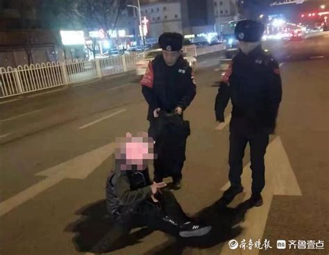 借酒消愁，男子寒夜醉卧马路，民警发现伸援手铁骑孙仁强救助