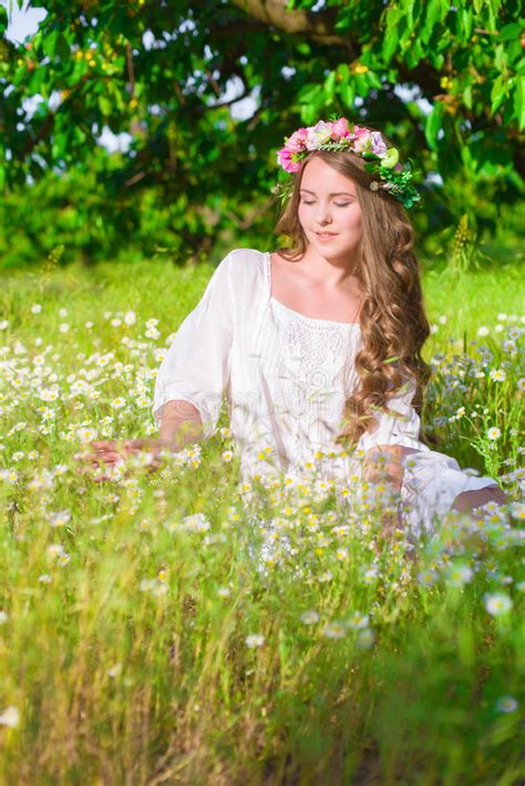 La Jeune Belle Fille Avec De Longs Cheveux Dans Une Robe Lumineuse