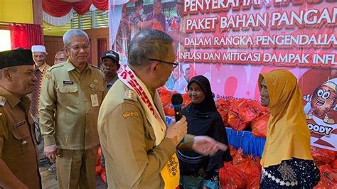 Serahkan Bansos Di Dua Kecamatan Di Kapuas Hulu Gubernur Kalbar