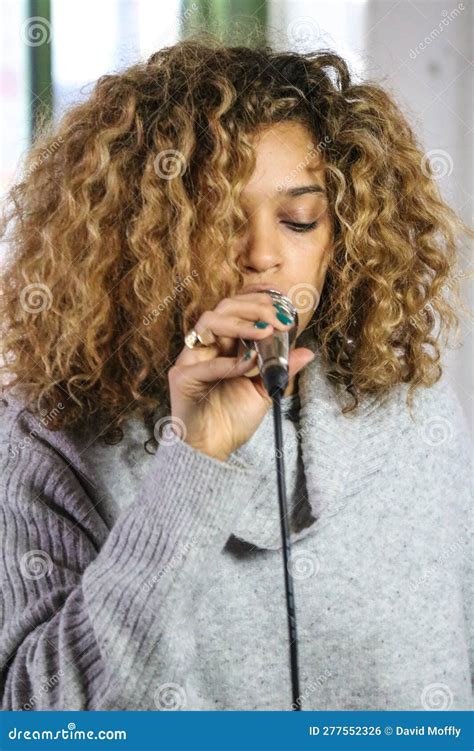 Izzy Bizu Films A Session In Brooklyn Editorial Photo Image Of Izzy Beardshaw 277552326