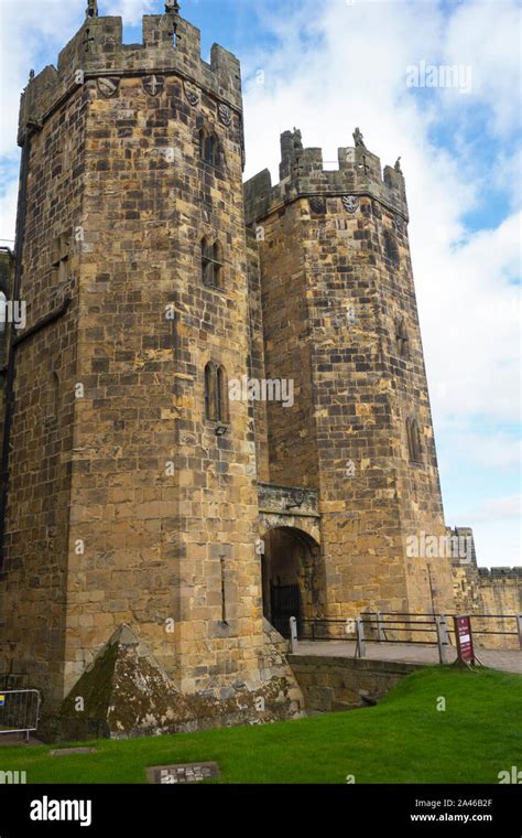 The entrance archway to the State rooms in Alnwick Castle ...