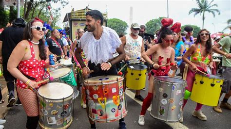 Foliões Lotam As Ruas Do Rj Para 1º Dia Do Pós Carnaval 2024 Veja