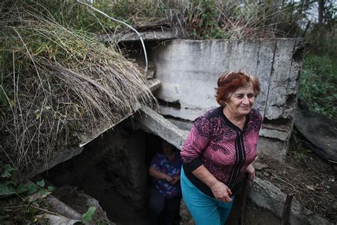 纳卡地区冲突持续 当地民众躲进地下避难所