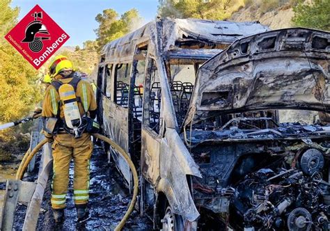 Sucesos Se incendia un minibús en la carretera de El Campello a