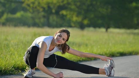 7 Extremely Effective Stretches for Runners! | RunnerClick