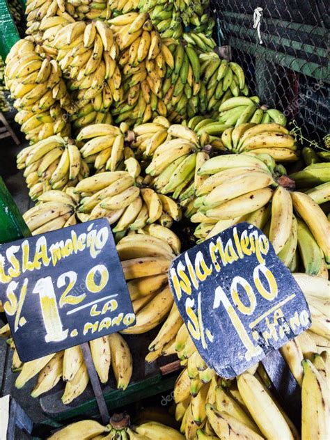 Venta De Pl Tanos En El Mercado Con Carteles Que Dicen El Tipo De