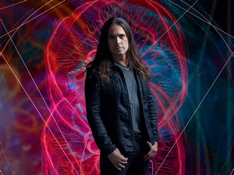 Kiko Loureiro anuncia turnê solo especial tocando clássicos de sua