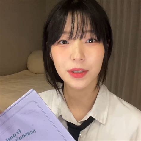 On Twitter Baek Jiheon Unboxing Seasons Greetings Fromis