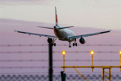 Aterrizaje De Emergencia En Barcelona Por Una Pasajera Que Se Puso De