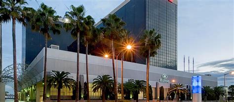 Hilton LAX Los Angeles Airport, Los Angeles : hotel during the day ...