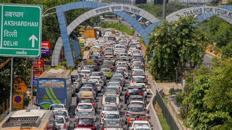 Noida Traffic Update Traffic Advisory In Noida For Farmers Tractor