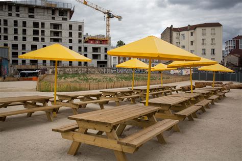 Des parasols saisissants près de la place Léon Gambetta à Ivry Sur