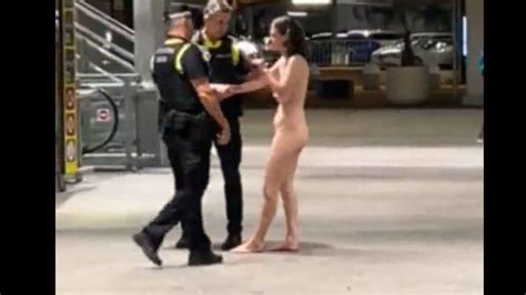 Una Mujer Camina Desnuda Por El Aeropuerto De M Laga Y Sorprende A Los