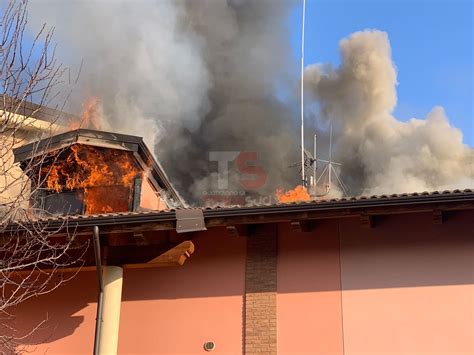 Candiolo Incendio Divora Il Tetto Di Una Casa Una Persona