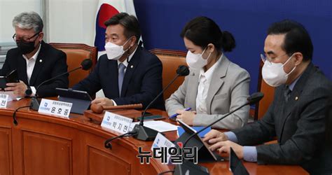 포토 발언하는 윤호중 더불어민주당 비상대책위원장 Save Internet 뉴데일리