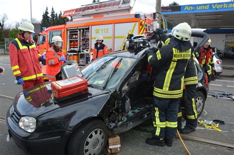 Schwerer Verkehrsunfall Zwischen Straßenbahn Und Pkw Eine Person