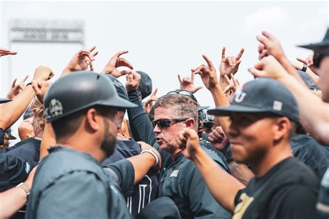 College World Series Oral Roberts Edges Tcu 6 5 World Baseball Network