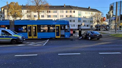 Unfall auf Wilhelmshöher Allee Straßenbahn mit Auto zusammengestoßen