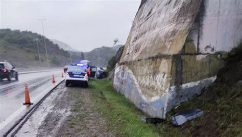 Un Peugeot 208 despistó y chocó contra la montaña en la variante Costa Azul