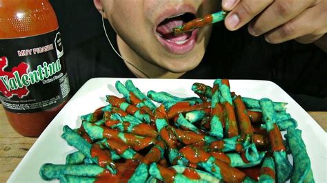 ASMR COMIENDO TAKIS AZULES CON SALSA VALENTINA NEGRA YouTube