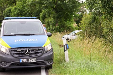 Auto Kommt Von Der Fahrbahn Ab Und Berschl Gt Sich Osthessen News