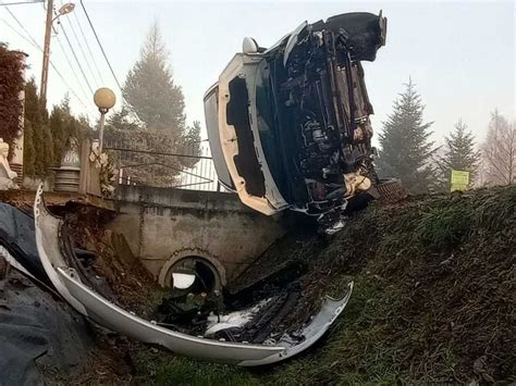 Podkarpackie Wypadek na drodze Samochód zjechał z drogi i uderzył w