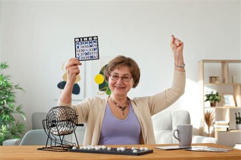 Ältere Frau Bingo mittlerer Schuss spielt Kostenlose Foto