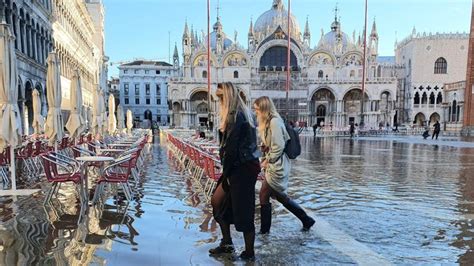 Acqua Alta A Venezia 20 Centimetri In Piazza San Marco Ma La Basilica