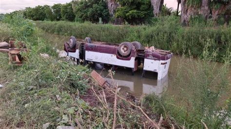 Siete lesionados en volcadura de camión por esquivar bache Luz Noticias