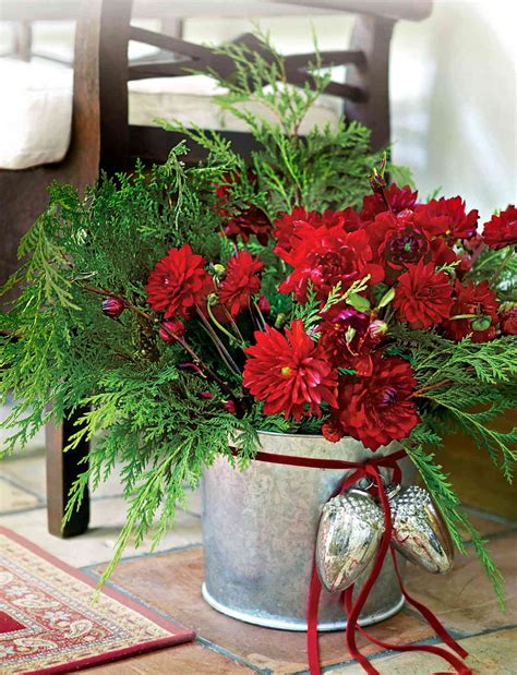 27 Ways to Use Flowers for Christmas Decorations and Arrangements