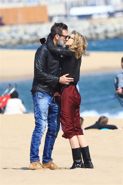 Hilarie Burton and Her Husband Jeffrey Dean Morgan Stroll in the Beach ...