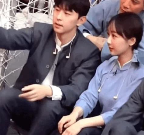 Deng Lun And Yang Zi Take A Selfie In The Same Frame With A Sweet Smile And A Sweet Atmosphere